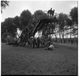 17263 Kinderen staan in lange rijen voor de glijbaan en kabelbaan in de speeltuin van Diergaarde Blijdorp. Op de ...