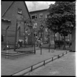17305 Kinderen op een speeltoestel in een speeltuin aan de Eksterstraat. Op de achtergrond de Sternstraat.