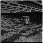 17345 Een bulldozer tijdens de aanleg van de metro aan de Schiedamsedijk.