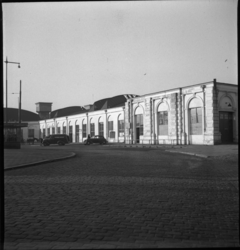 1736 Station Delftsche Poort aan het Stationsplein. Op het plein onder meer een auto, een busje van het Rotterdamsch ...
