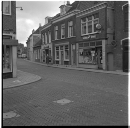17555 Een Sperwer-winkel, opticien en een automatiek in de Overschiese Dorpsstraat (huisnummers 35 en hoger), gezien ...