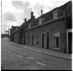 17559 De Overschiese Dorpsstraat, huisnummers 139 en hoger. Op de achtergrond de Hoge Brug over de Delfshavense Schie.