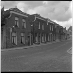 17560 De Overschiese Dorpsstraat gezien vanaf de Delfshavenseweg, huisnummers 169 en lager. Geheel op de achtergrond ...