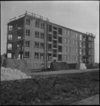 1779 De bouw van een flat aan de Oost-Sidelinge, via montagebouw volgens het systeem 'Wijmer en Breukelman', met ...