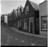 17812 De Overschiese Dorpsstraat ter hoogte van huisnummers 120 en lager. Rechts nog net zichtbaar de etalage van een bakker.