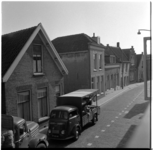 17816 De Overschiese Dorpsstraat ter hoogte van huisnummers 142 en hoger, met twee geparkeerde bestelwagens. Opname ...