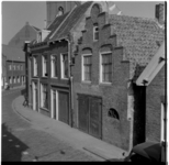 17817 De Overschiese Dorpsstraat ter hoogte van huisnummers 134-138. Het pand met de trapgevel (138) is een ...