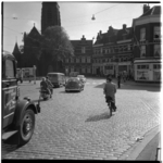 17843 Verkeer op het Stieltjesplein, met diverse auto's (waaronder een lesauto), een scooter, fietsers en een ...