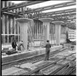 17916 De montage van kolommen bij de bouw van metrostation Leuvehaven.