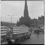 17975 Verkeersdrukte op het Stieltjesplein, met diverse fietsers en (vracht)auto's, waaronder een wagen van ...