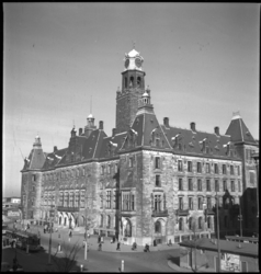 1820 Het stadhuis aan de Coolsingel, met trams, fietsers en voetgangers. Rechtsonder op de voorgrond enkele noodwinkels.