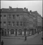 1824 Hoekpand aan de Oudaenstraat, dat op het punt staat om gesloopt te worden. Een aanplakbiljet op de ruit meldt dat ...