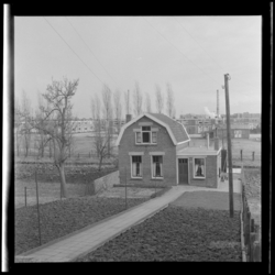 18308 Een woning in Hoogvliet, mogelijk de Dorpsstraat of Noordzijdsedijk.