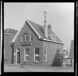 18310 Een filiaal van de Spaarbank/Coöp. Boerenleenbank in Hoogvliet, mogelijk de Dorpsstraat of Noordzijdsedijk.