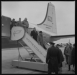 18409 Passagiers verlaten via een vliegtuigtrap een Convair-toestel van British United Airways op Vliegveld Zestienhoven.