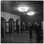18728 Bezoekers in de foyer van de Rotterdamse Schouwburg aan de Aert van Nesstraat, na de verbouwing.