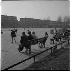 18844 Spelende kinderen, onder meer op rolschaatsen, op de Noorderhavenkade, met rechtsachter een noodschoolgebouw. Op ...