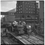 18933 De Coolsingel tijdens de aanleg van de metro, met op de voorgrond twee cementwagens. In het midden het Atlanta ...