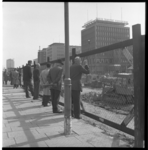 18962 Toeschouwers kijken op de Coolsingel naar de bouw van de metro voor het stadhuis, met rechts het Stadhuisplein en ...