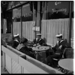 19032 Franse matrozen drinken een drankje op het terras van café Martens aan de Aelbrechtskade.