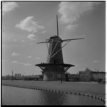 19041 De Kromme Zandweg met in het midden molen 'De Zandweg' voor de restauratie.