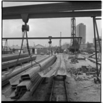 19074 Zicht op werkzaamheden voor de bouw van de metro aan de Leuvehaven en de Schiedamsedijk. Rechts de Maastoren aan ...