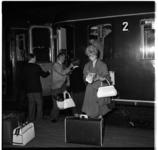 19237 Reizigers met bagage komen van de internationale trein op het station van Hoek van Holland bij de Stationsweg.
