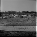 19259 Noodcamping aan de Langeweg in Hoek van Holland met verschillende tenten en caravans.