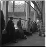 19277 Wachtende reizigers in de grote hal van het Centraal Station aan het Stationsplein. Op de achtergrond het ...