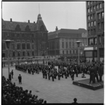 19278 Dodenherdenking bij het monument op het Stadhuisplein. Op de achtergrond het stadhuis en het hoofdpostkantoor aan ...