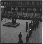 19279 Dodenherdenking bij het monument op het Stadhuisplein, met een menigte van mensen aanwezig.