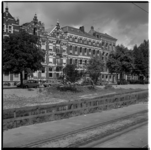 19303 Panden aan de Westersingel vanaf de Mauritsweg. Het grote pand in het midden is de voormalige Sophia Kinderziekenhuis.