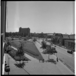 19316 De Gerdesiaweg in de richting van de Robert Baeldestraat met op de achtergrond een groot flatgebouw. Op de ...