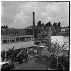 19386 Woningen aan de Lindtstraat met rechts de Nederhorststraat in de Kiefhoek. Rechtsachter de achtergevels van de ...
