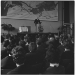 19389 Toespraak door burgemeester G.E. van Walsum in Europoort, in een volle zaal met toehoorders.