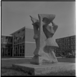 19472 Sculptuur van een meisje en een jongen met vogel bij de Drakensteinschool U.L.O. aan de Schere in Zuidwijk.