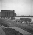 1949 Heipalen liggen klaar op een bouwterrein bij de GEB-centrale aan de Galileïstraat. Waarschijnlijk voor de ...