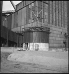 1950 Bouw van een schoorsteen van de GEB-centrale aan de Galileïstraat.