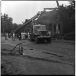 19510 Het nablussen door de brandweer bij de restanten van Molen 'De Ster' aan de Plaszoom in het Kralingse Bos. Voor ...