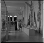 19554 Verschillende bezoekers in één van de toonzalen in het Museum voor Land- en Volkenkunde aan de Willemskade.