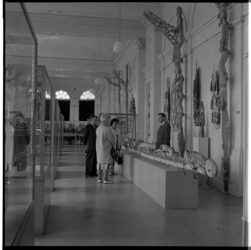 19554 Verschillende bezoekers in één van de toonzalen in het Museum voor Land- en Volkenkunde aan de Willemskade.