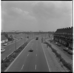 19570 Zicht op het Blijdorpplein vanaf de Rijksweg Nr. 13 met verkeer in de richting van Blijdorp en het stadscentrum. ...