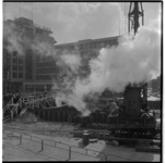 19639 Heiwerkzaamheden voor de bouw van de metro op de Coolsingel, met rechts op de achtergrond de Kruiskade. Links op ...