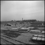 1965 De bouw van het laatste gedeelte van de wijk Wielewaal. Op de voorgrond bouwterrein en bouwmaterialen, in het ...