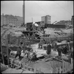 1979 Bouwvakkers werken aan het storten van beton op het vlechtwerk voor de bouw van de Leuvesluis. Het beton wordt met ...