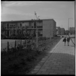 19809 Zicht op woningen en op de stoep enkele kinderen, waarschijnlijk Schiebroek-Zuid of Hoogvliet.