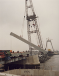 1981-675 De poot van de pyloon wordt geplaatst in een betonblok tijdens bouw van de Willemsbrug over de Nieuwe Maas.