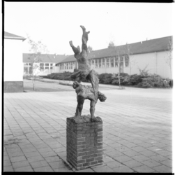 19826 Sculptuur van Jacob en de Engel bij de Dalton H.B.S. aan de Stadhoudersweg.