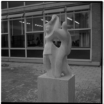 19827 Sculptuur van een meisje en jongen met een vogel bij de Drakensteinschool aan de Schere in Zuidwijk. In het ...