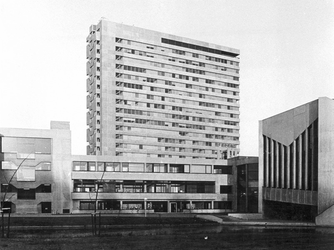 2004-5592-1 Het Tinbergen gebouw (achter) en het Theil gebouw (voor) van de Erasmus Universiteit aan de Burgemeester Oudlaan.